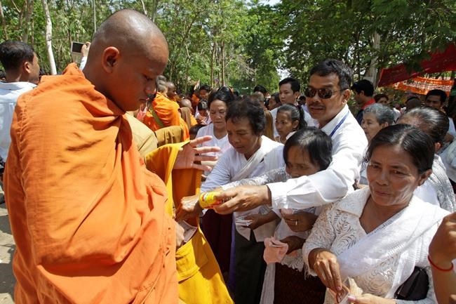 Golden urn holding Buddha relics returned to Cambodia shrine | iNFOnews.ca