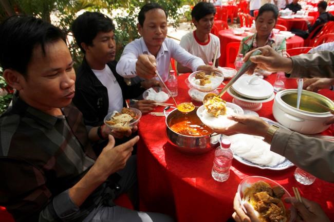 Near-erasure of Cambodian opposition makes noodles a target | iNFOnews.ca CP254097092