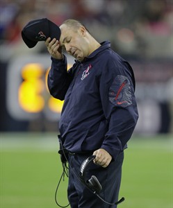 Luck throws 3 TD passes, Colts race to big lead early and hold on for 33-28 win over Texans | iNFOnews.ca