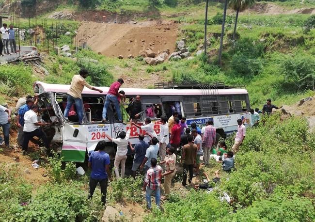 Bus accident in south India kills at least 55 people | iNFOnews.ca Bus accident in south India kills at least 55 people | iNFOnews.ca
