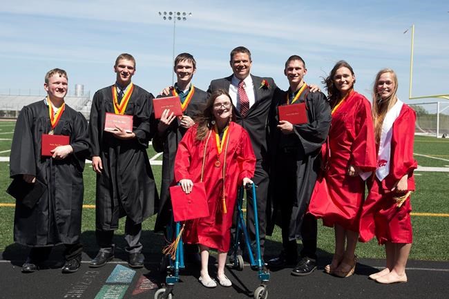 World's first surviving septuplets graduate high school | iNFOnews.ca