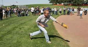 Kevin Costner, young sons celebrate 'Field of Dreams' anniversary in Iowa with game of catch | iNFOnews.ca CP28751311
