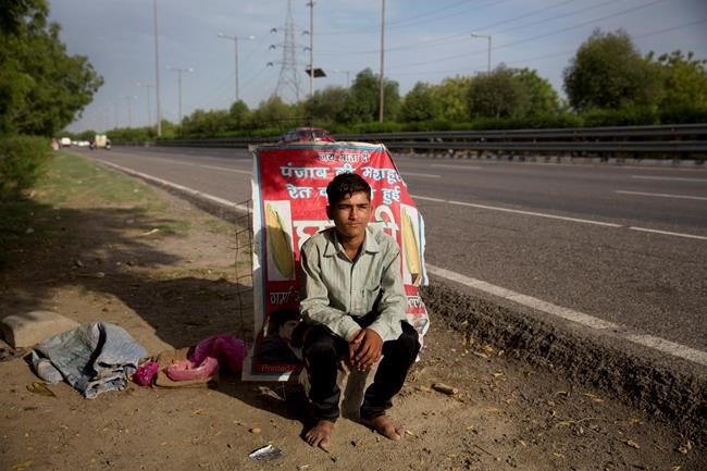 Hardscrabble children sell corn in the heat by India's roads | iNFOnews.ca CP2041750495