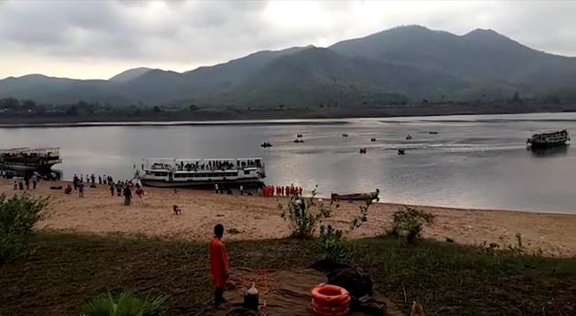 Rescuers recover 4 bodies from capsized Indian ferry | iNFOnews.ca