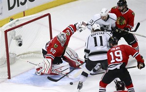 Police: Fan alleges Blackhawks' goalie Crawford sprayed water in his face during Game 4 in LA | iNFOnews.ca CP28543838