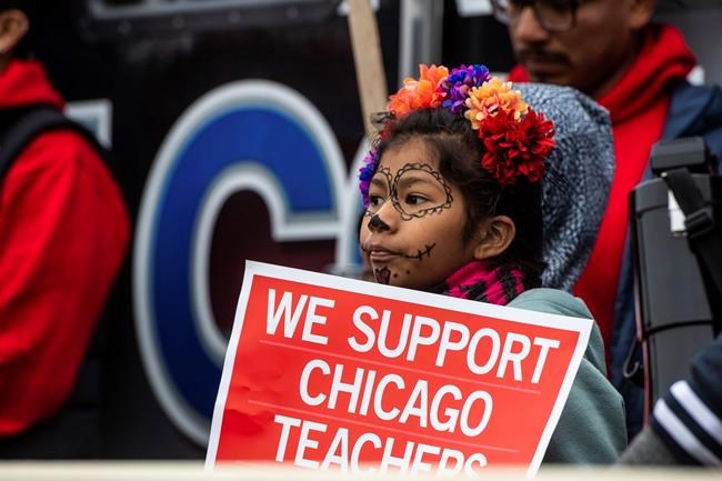 Chicago gets tentative staff deal as teachers stay on strike | iNFOnews.ca