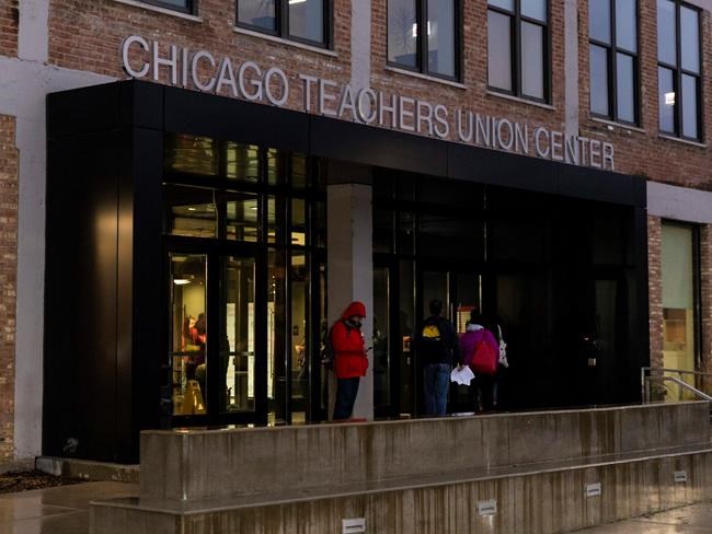 Chicago teachers OK tentative agreement but strike goes on | iNFOnews.ca