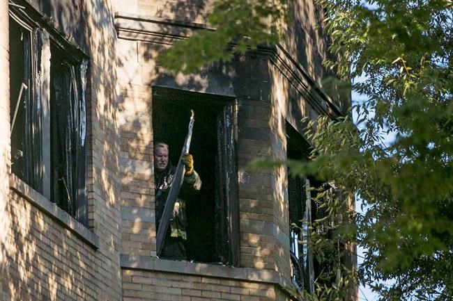 Police: 3 children, man die in Chicago apartment fire | iNFOnews.ca