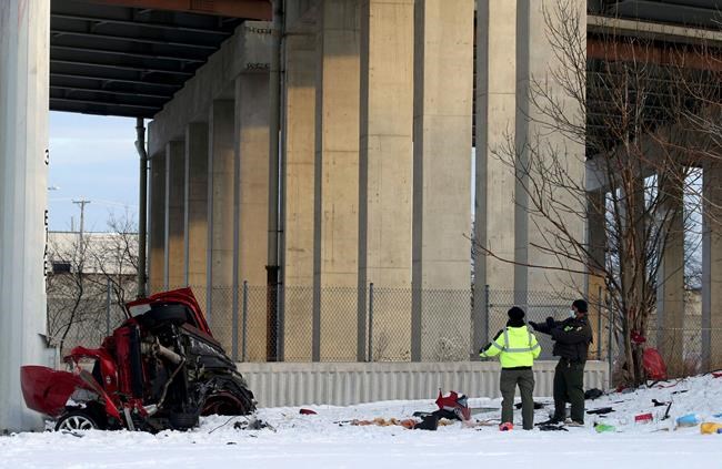 2 killed, 2 injured when car plunges off Chicago expressway | iNFOnews.ca