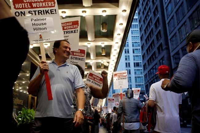 Downtown Chicago hotel workers spend 5th day on strike | iNFOnews.ca CP1781965955