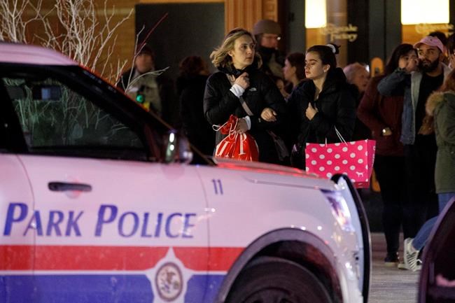 Police: 1 person killed at Illinois mall, shooter at large | iNFOnews.ca Police: 1 person killed at Illinois mall, shooter at large | iNFOnews.ca