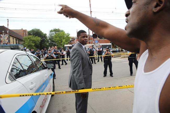 Man killed by Chicago police ran away, reached for waist | iNFOnews.ca