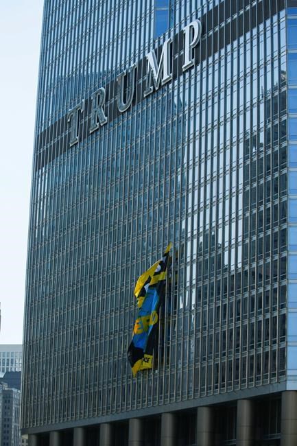 Activists charged after banner hung at Chicago's Trump Tower | iNFOnews.ca