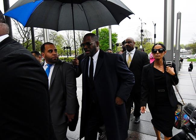 The Latest: R. Kelly lawyer says he's waiting to get video | iNFOnews.ca CP750728895