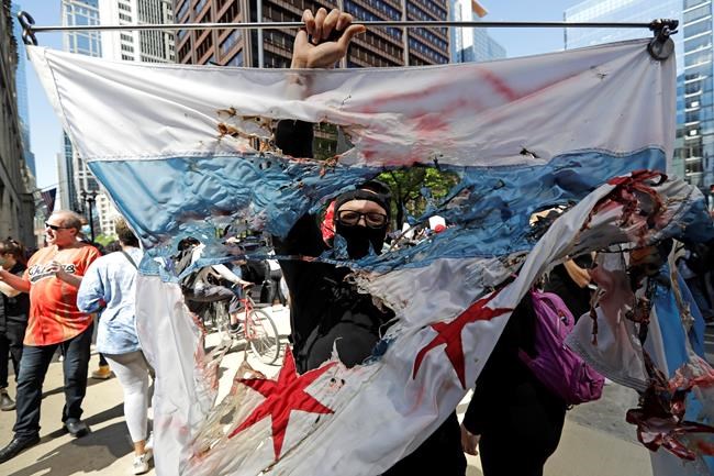 Squad cars damaged, protesters struck with batons in Chicago | iNFOnews.ca CP61882474