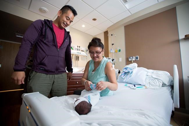 Police officer delivers son in hotel parking lot | iNFOnews.ca