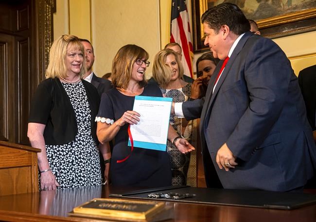 Illinois governor pardons crime of deported Army vet | iNFOnews.ca