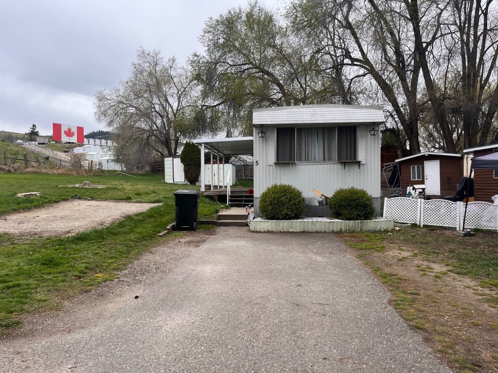 Despite no power or water, majority of Vernon trailer park residents staying put | iNhome