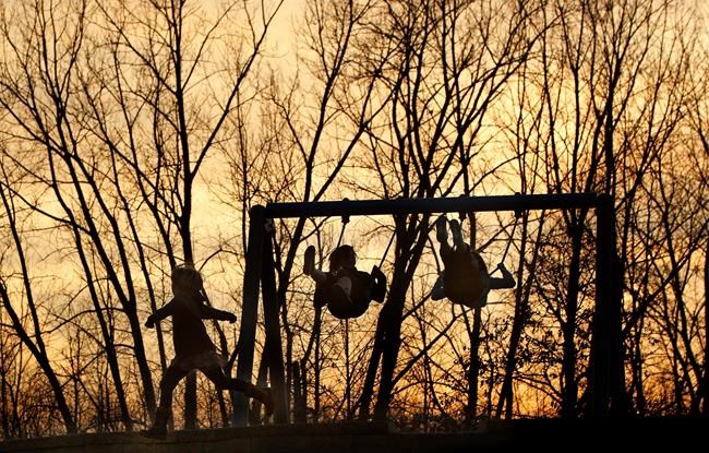 Monkey bars alert: Playground concussions are on the rise | iNFOnews.ca