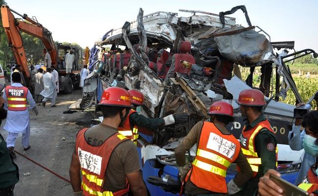 Buses collide head-on in central Pakistan, killing 25 people | iNFOnews.ca