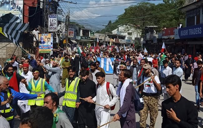 Thousands march to frontier in Pakistani Kashmir | iNFOnews.ca