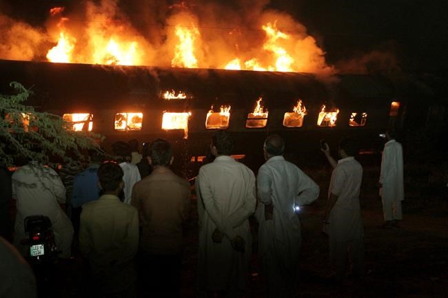 Passenger train, oil truck collision in Pakistan kills 2 | iNFOnews.ca