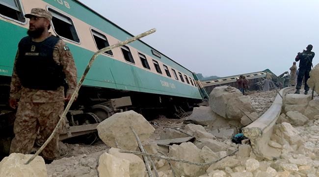 Train derails killing 1, injuring 40 in southern Pakistan | iNFOnews.ca