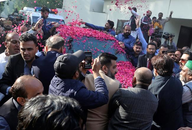 Ex-PM Sharif leaves Pakistan for medical treatment in London | iNFOnews.ca