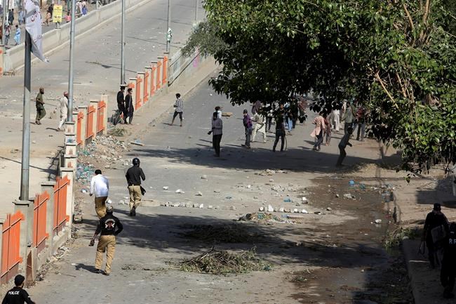 Pakistan forces try to clear sit-ins by protesting Islamists | iNFOnews.ca