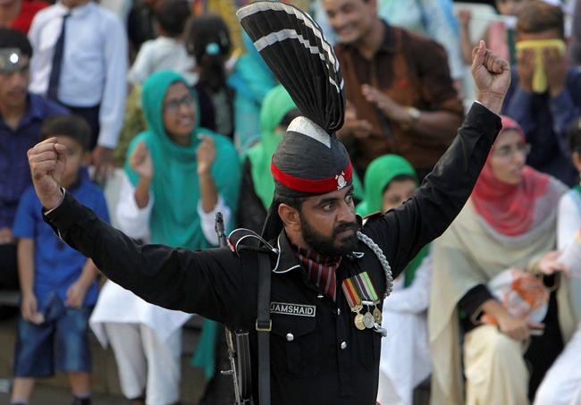 Pakistanis turn flag ceremony near Indian border into rally | iNFOnews.ca Pakistanis turn flag ceremony near Indian border into rally | iNFOnews.ca