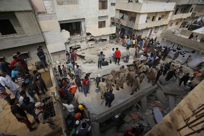 Pakistan building collapse kills 2 in Karachi, traps others | iNFOnews.ca Pakistan building collapse kills 2 in Karachi, traps others | iNFOnews.ca