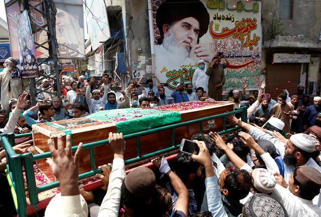 Radical Islamist party frees 11 Pakistani police hostages | iNFOnews.ca CP2120221595