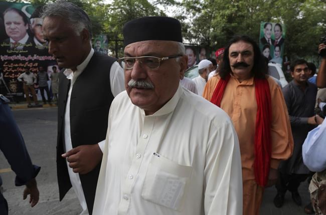 Thousands attend funeral of Pakistani ex-PM's wife in Lahore | iNFOnews.ca