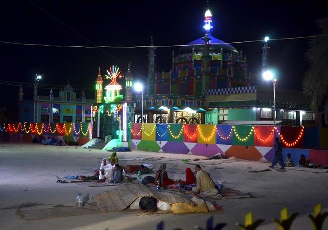 Suicide bomber strikes Shiite shrine in Pakistan, killing 20 | iNFOnews.ca