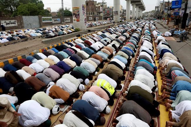 Pakistan briefly blocks social media amid anti-France rally | iNFOnews.ca