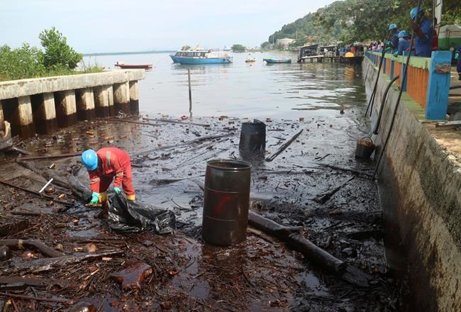 Oil spill fire chokes Indonesian port city; 4 dead | iNFOnews.ca CP344453406