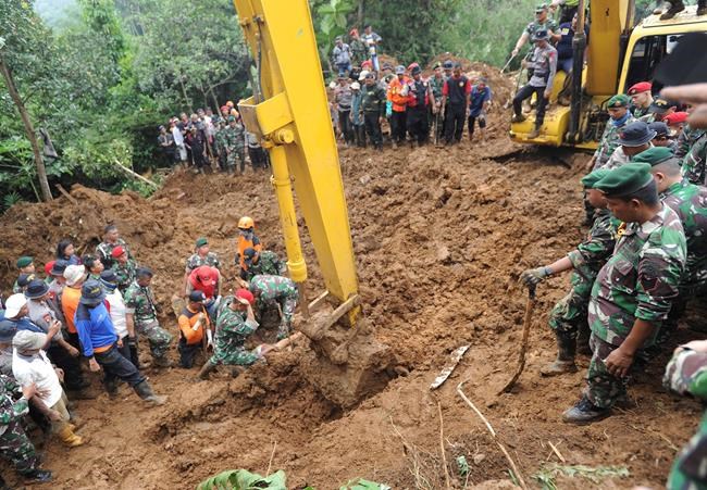 Woman rescued from Indonesia landslide after 13 hours | iNFOnews.ca Woman rescued from Indonesia landslide after 13 hours | iNFOnews.ca