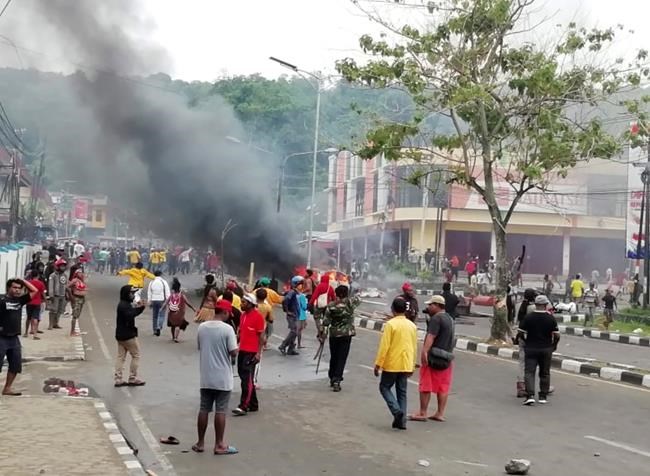 Protesters burn parliament building in Indonesia's Papua | iNFOnews.ca