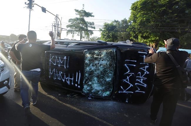 Police: 2 die in violent Indonesian student protests | iNFOnews.ca