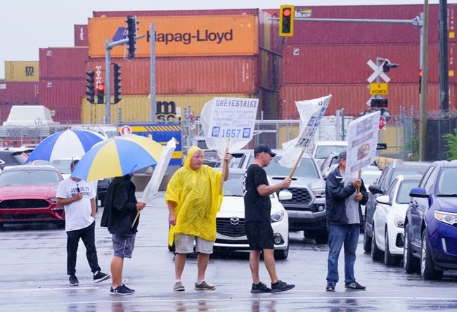 Gradual return to work at Montreal port after truce with employer | iNFOnews.ca