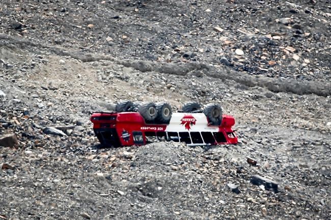 Class-action lawsuit filed on behalf of passengers in fatal Icefield bus crash | iNFOnews.ca
