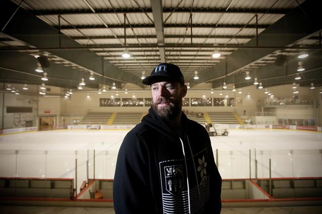Hockey comic Kelly Taylor leans on humour to heal after Humboldt tragedy | iNFOnews.ca