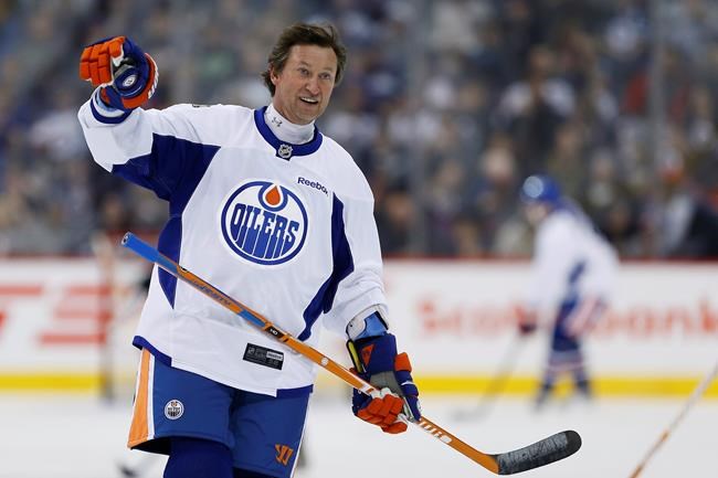 Wayne Gretzky takes to the ice again in a rare alumni game in Winnipeg | iNFOnews.ca Wayne Gretzky takes to the ice again in a rare alumni game in Winnipeg | iNFOnews.ca