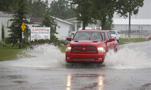 Flooding keeps Alberta residents out of homes, but officials hope worst is over | iNFOnews.ca CP28823992