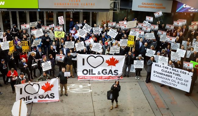 Morneau vows oilpatch support through Trans Mountain as protesters chant outside | iNFOnews.ca CP770010371