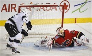 Kopitar scores, Jones stops 24 as Kings beat Flames 3-2 for eighth straight win | iNFOnews.ca CP27539964