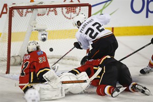 Andrew Cogliano and Anaheim Ducks fend off Calgary Flames for 3-2 win | iNFOnews.ca CP27750115