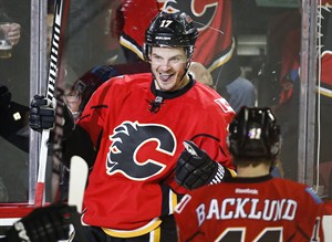 Flames score four in third period to come from behind and beat Oilers 4-2 | iNFOnews.ca CP31717679