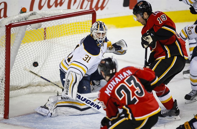 Johnny Gaudreau scores late as Flames edge Sabres for fourth-straight win | iNFOnews.ca CP35648049