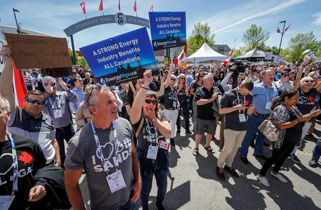 Thousands hear anti-Ottawa messages at pro-pipeline rally in Calgary | iNFOnews.ca